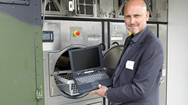 Soldat in der Verwaltung (mit Laptop)