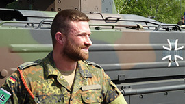 Soldat vor einem Panzer