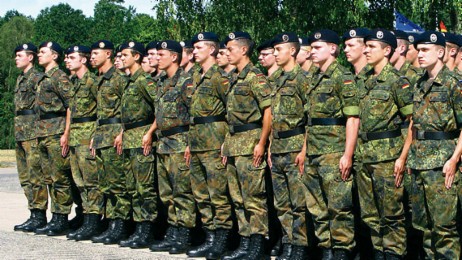 Soldatinnen und Soldaten bei einer Versammlung Soldatinnen und Soldaten bei einer Versammlung