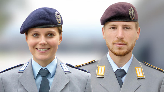 Eine junge Soldatin und ein Soldat 